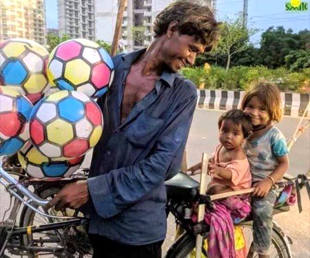 حالات برے تھے مگر نواب بنا کر رکھتا تھا
ہم غریب تھے یےصرف میرا باپ جانتا تھا