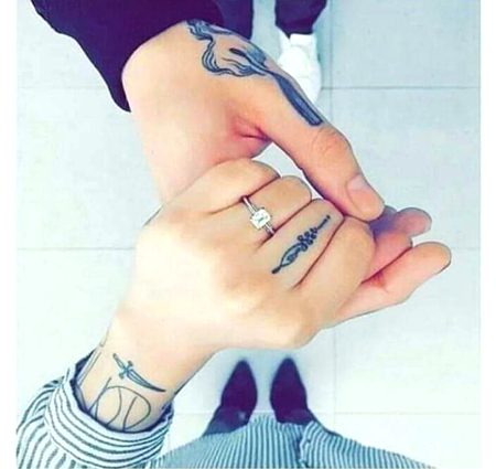 ایک ہی بار نظر پڑتی ہے اُن پر ... تابشؔ
اور پھر وہ ہی لگاتار .....نظر آتے ہیں ! Fazii