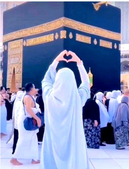معزرت کے ساتھ کیا ایسا نھیں ھو سکتا کہ ھم اپنے مقدس مقامات کی ایسی تصاویر پوسٹ نہ کریں کہ اس جگہ کی حرمت قائم رھے اور کھیں اور اپنی تصاویر بنانے کا شوق پورا کریں ھو سکتا ھے میری سوچ غلط ھو اس لئے again sorry