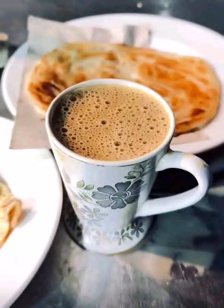 قطرہ قطرہ میرے حلق کو تر کرتی ہے
چائے☕☕ میری رگ رگ میں سفر کرتی ہے 🙂