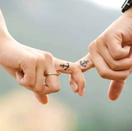 ہمارے ہاتھ محبت سے تھامنے والے
تمہیں خبر نہیں جلتے ہیں سامنے والے