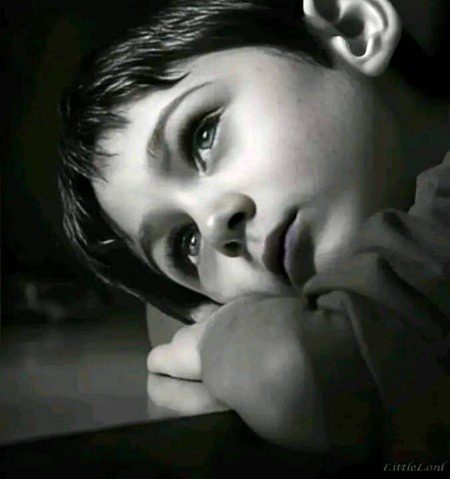 سلوٹیں اور طرح کی ہیں تیرے چہرے پر..
دُکھ یقیناً تیرے دنیا سے نرالے ہوں گے
🖤