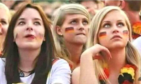 یا رب جرمن ساری لڑکیاں پاکستان میں پھینک دے اور پاکستان کی ساری لڑکیاں سمندر میں