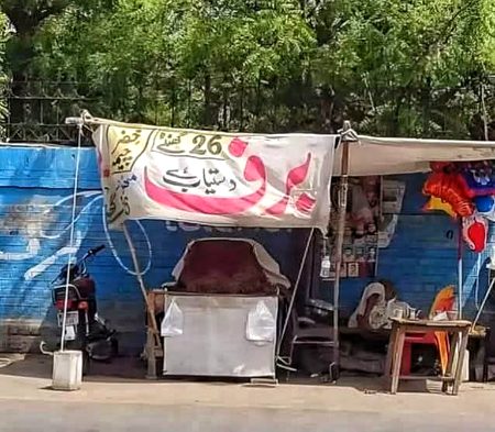 میں بھی سوچوں اج کل ٹائم کیوں نہیں گزر رہا 
 *اس برف والے نے دو گھنٹے جو بڑھا دیے...🤥😃*