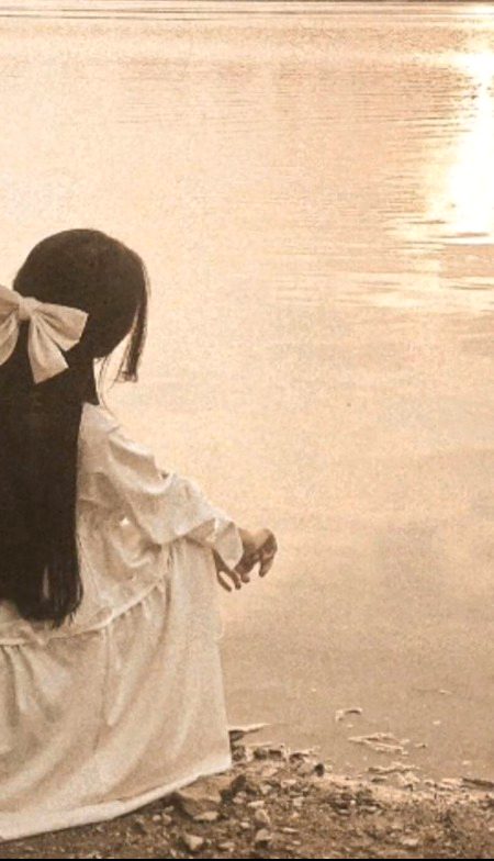 🍂:ڪڏهن ڪڏهن انسان ڪنهن جي اوسيئڙي ۾ ايترو وقت 🥀
وڄائي ويهي ٿو جو پاڻ کي ئي وساري ويهي ٿو. سال گذري وڄن ٿا پر جواب نه ايندو آهي جذبا ساڙجي خاڪ ٿي وڄن ٿا .ء آخرڪار دل پاڻ کان سوال ڪري ٿي ___ڇا ھو واقعي لائق ھو؟ يا بس مان ئي بيوقوف ھئس جو ھڪ شخص جي پويان 🥀🙂 پنهنجا قيمتي سال ساڙي ڇڏيا؟
