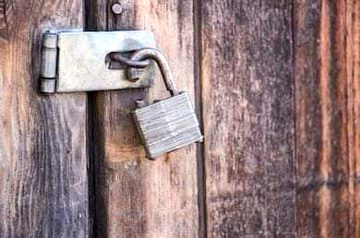 مـیں نے تـالے سے سیکھا ہے ساتھ نبھانے کا ہنر❥
وہ ٹـوٹ گیا مگـر اس نـے چـابـی نـہیں بـدلی ❥