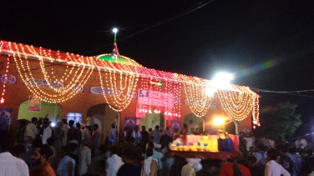 آو پھولوں سے جھولیاں بھر لو۔۔۔
لوگ ہنستے ہیں بار بار کہاں۔