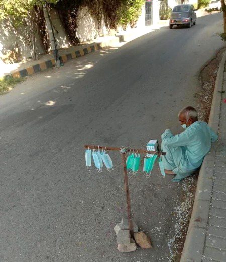 جہاں جہاں ٹھوکر میرے نصیب میں آئی
وہاں وہاں لیے پھرتی ہے زندگی مجھ کو