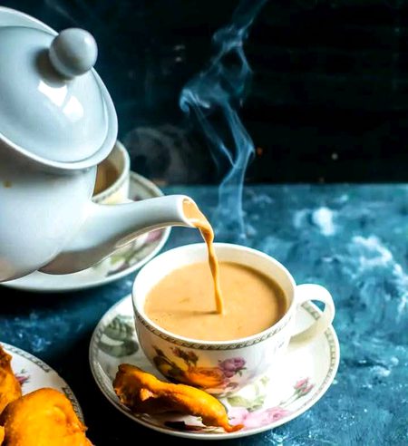 چائے کا کمال ہی نرالا ہے،
پینے والا بھی دیوانہ، پلانے والا بھی پیارا ہے۔ 😍❤️☕