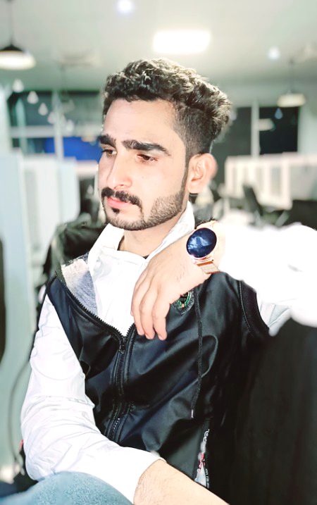 Han theek hai main apni anaa ka mareez hun...
Aakhir mere mizaaj main kyun dakhal de koi...