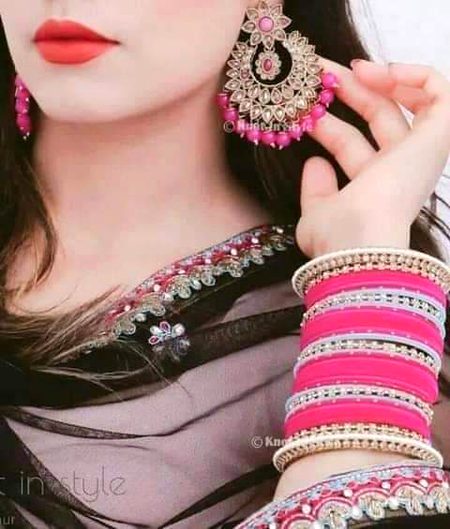 🎀👑
کون کہتا ہے سنورنے سے بڑھتی ہے خوبصورتی 
دلو میں چاہت ہو تو چہرے یوں ہی نکھر آتے ہیں