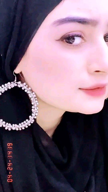 ﺧُﻮﺑﺼﻮﺭﺕ ﻏﺰﻝ ﺟﯿﺴﺎ ﮨﮯ ہمارا ﭼﺎﻧﺪ ﺳﺎ ﭼﮩﺮہ ﻧﮕﺎﮨﯿﮟ ﺷﻌﺮ ﭘﮍﮬﺘﯽ ﮨﯿﮟ ﺗﻮ ﻟﺐ ﺍﺭﺷﺎﺩ ﮐﮩﺘﮯ ﮨﯿﮟ👑🔥