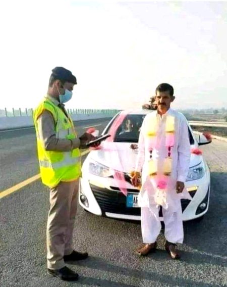 چی کلہ دی   Raqeeb ٹریفک پولیس کی وئ .😜😜