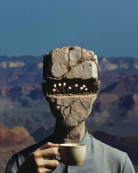 انسان اپنے دکھ سے بھی محبت کرنا سیکھ
لیتا ہے