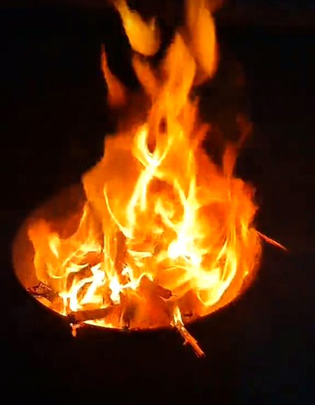 لگا کر آگ شہر کو یہ بادشاہ نے کہا اٹھا ہے آج دل میں تماشے کا شوق بہت ۔۔۔جھکا کر سر سبھی شاہ پرست بول اٹھے ۔۔۔ حضور کا شوق سلامت رہے شہر اور بہت ہیں 🔥🔥