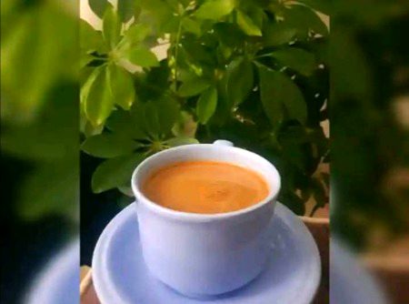 مجھ میں اور غالب میں بس ایک ہی فرق ہے .
.غالب کو عشق نے نکما بنایا اور مجھے ☕چائے  نے 😏😋