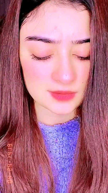 میـــں رنـگـوں مــیں ڈھـلی لــڑکـی
جـــھــکائــے اپـنی پلــکــوں کــو کبـھی جـــو مـــســکـراتــی ہــوں تــو مــحــســوس ہــوتــا ہــے دنــیا بہــت خــوبـصـــورت ہـے👑🔥🙂