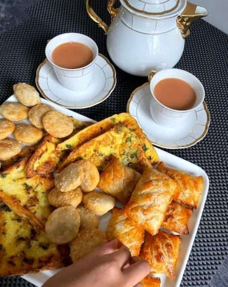دل کرتا ہے چھین لوں تم سے.
اپکا دل، اپکے بسکٹ، اپکی چائے🔥 Mahii 💔