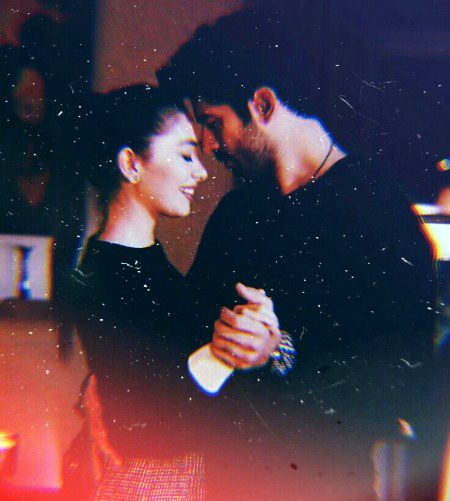میری سب حسرتوں میں اول ہے...
میرے ہاتھ__ میں تیرا ہاتھ ہونا...😍