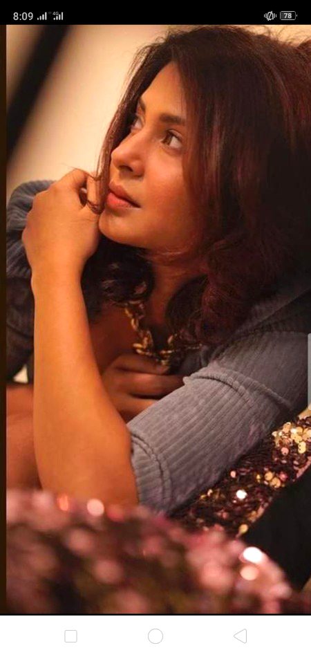 میں کالی کلوٹی پگلی سی 
تو چِٹا سوہنا یار پیا. 
میں منگ منگ منگتی گلی گلی 
تو صاحبِ دستار پیا. 
میرا اندر باہر مندا گندا 
تو سر تا پا نکھار پیا.
میری جند تڑپے میری جاں تڑپے 
تو روح کا ہے قرار پیا. 
میں ڈرتی سہمی تھر تھر کانپوں 
تو دو دھاری تلوار پیا. 
تو عشق کی گدی پر بیٹھا 
میں بھٹکوں ھر ھر دوار پیا. 
مجھے کنیز بنا کر اپنا لے 
بن میرا بھی خریدار۔۔۔۔ پیا🔥 Mahii 💔