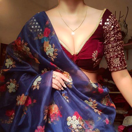 عورت کا حسن اس کے چہرے میں نہیں ،
اس کے کردار میں نظر آتا ہے
لیکن کردار 36" سے کم نہ ہو