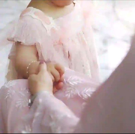 واصف علی واصف سے کسی نے پوچھا کہ ماں کتنی نمازوں کے برابر ہوتی ہے
انھوں نے جواب دیا
نمازوں کی بات نہیں ماں پورا دین ہوتی ہے🤍❤️