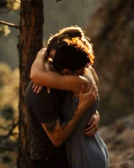 زندگی کی الجھنیں سلجھانا چاہتا ہوں۔۔ تمھیں کچھ دیر گلے لگانا چاہتا ہوں  🩶