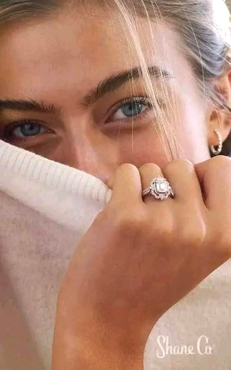 سکوت شام کا منظر ھے اور  بجھی آنکھیں.
اداسی حد سے بڑھی ھے تو کتنی پیاری ھے.
 یہ میرا دل نہیں.اجڑا ھوا مکاں ھے.کوئی
 یہ میری آنکھ نہیں زخموں کی کیاری ھے💔Unzii🌹