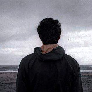 آوارگی میں ہیں بہت قصے بہت افسانے
کون آ کہ سر پھوڑے کون مجھ سے لڑے
یہ میرے زخم مجھے جاں سے ہیں عزیز 
یہ تیرا مقدر نہیں کہ کوئی بھی لے اڑے
🖤