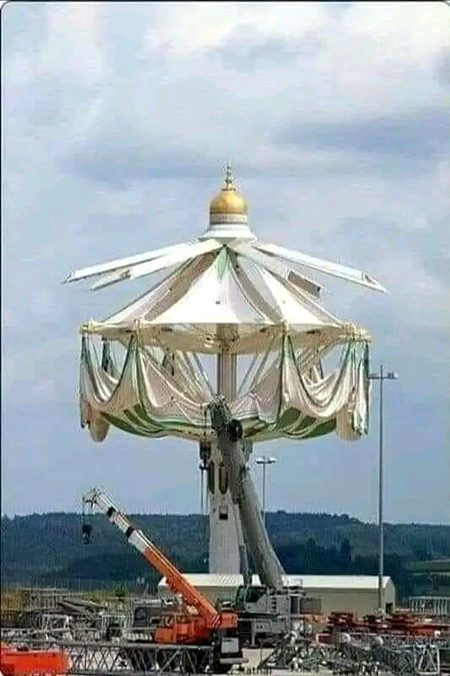 دنیا کی سب سے بڑی اور 600 ٹن وزنی چھتری خانہ کعبہ کے اوپر نصب کرنے کے لیے مطاف میں پہنچا دی گئی ھے اس چھتری کی تنصیب سے طواف کرنے والے عازمین کو ناصرف دھوپ سے بچایا جا سکے گا بلکہ اس سے حرم کے اندرونی حصے میں اے سی کی کولنگ کو بھی بہتر بنایا جا سکے گا سعودی حکومت نے جس کمپنی سے یہ چھتری بنوائی ھے اسے پابند کیا گیا ھے کہ یہ چھتری صرف خانہ کعبہ کے لیے ھی ڈیزائن کی جائے گی چھتری کے عین درمیان میں اوپر قبلہ اول بیت المقدس کے گول مینار کی عکاسی بھی کی گئی ھے سعودی حکومت کا یہ اس اقدام لائق تحسین ھے  دعا ھے کہ اللہ پاک تمام مسلمانوں کو اپنے گھر زیارت نصیب فرمائیں آمین ۔