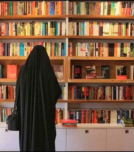 إذا رأيت صالحة أو طالبة علم تحرص على دقائق العلم والعبادة في هذه المعمعة فاعلم أنّها من المصطفين بإذن الله!
جب آپ کسی نیک خاتون یا علم کی طالبہ کو دیکھیں، جو اس موجودہ ہنگامہ آرائی میں علم و عبادت کے حصول میں شائق ہے۔ پس جان لیں کہ وہ چُنی ہوئی ہے، اللہ کے اِذن سے!!