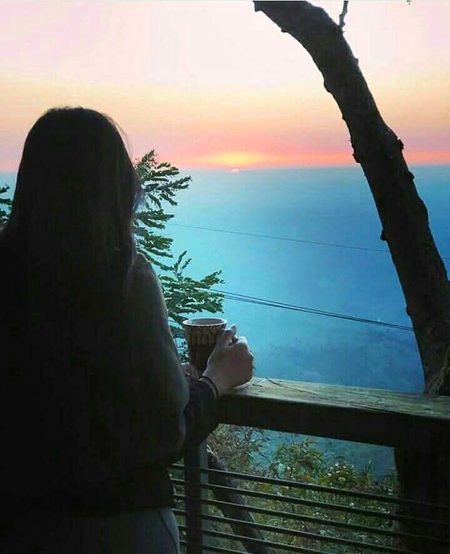 یہ سرد موسم جب بھی مجھے
اُداس کرتا ہے.
تو  پھر چائے کا کپ عام وقت کو
خاص کرتا ہے.
خُلوص و مُحبت اور چاہت سے بنتی ہے
جب چائے..
جانے کہاں کہاں کی حقیقتوں سے
رُوشناس کرتا ہے
یہ چائے کا ایک کپ کبھی کبھی
بہت ہی کمال کرتا ہے💔Unzii🥀