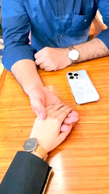 عورت اپ کے نکاح میں ہو یا نہ ہو اس کا تذکرہ غیروں میں نہیں کرتے کیوں کے عزت محبت کی پہلی شرط ہے"❤️🫶