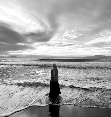 *کِتنی عجیب بات ہے ناں لکھنے والا اکثر اپنی کہانی لکھتا ہے، لیکن پڑھنے والے کو وہ کہانی اپنی لگتی ہے۔*
*کبھی کبھی مُجھے لگتا ہے کہ ہم سب کی زندگیاں کسی نہ کسی موڑ پر ایک سی ہوتی ہیں، بس کِردار بدل جاتے ہیں۔*🍁🖤