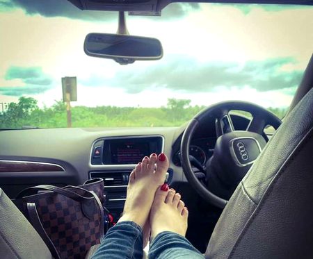 Mery پاؤں kaly نہیں hain
Jugnu 💕