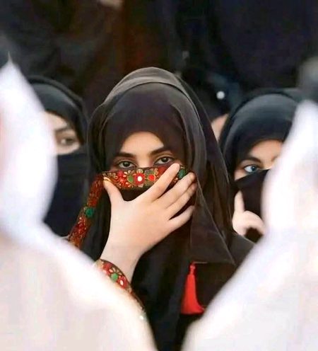 ایسے دیکھا کرتا تھا میں اُس کی آنکھیں
جیسے دیکھ رہا ہو کوئی پہلی بار سمندر ❤