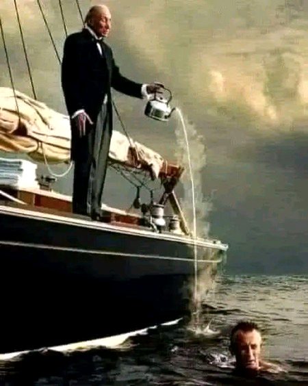 منافق دوست اور رشتے دار کی ایک جھلک ۔
وہ ڈوبنے والے کو ہاتھ بڑھا کر اس ٹھنڈے پانی سے نکال سکتا تھا۔ لیکن وہ
پانی نارمل کرنے کا بہانہ بنا کر تھوڑا سا گرم پانی ڈال کر مدد کرنے کا ڈرامہ کررہا ہے 
کچھ لوگ ضرورت کے وقت آپ کے ساتھ ہونے کا ڈرامہ کرتے ہیں لیکن
اصل میں وہ آپ کو ڈوبتے دیکھ کر لطف اندوز ہو رہے ہوتے ہیں ۔
دوسروں پر حد سے زیادہ اعتماد مت کریں.