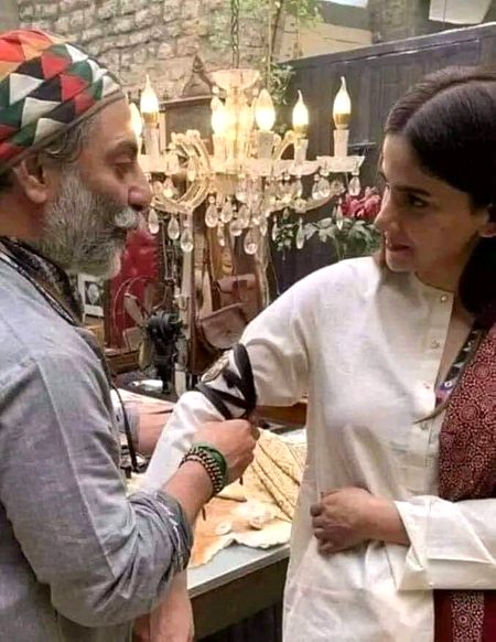 باندھ کر میرے بازو پر تعویز  نظر کا  
خود  مجھ پہ وہ نظریں جمائے  بیٹھے ہیں   🥰🥰