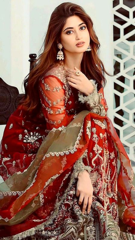 پھر اس کے بعد میں نے کچھ نہیں کھویا..
وہ ایک شخص میرا آخری خسارہ تھا💔Unzii🥀