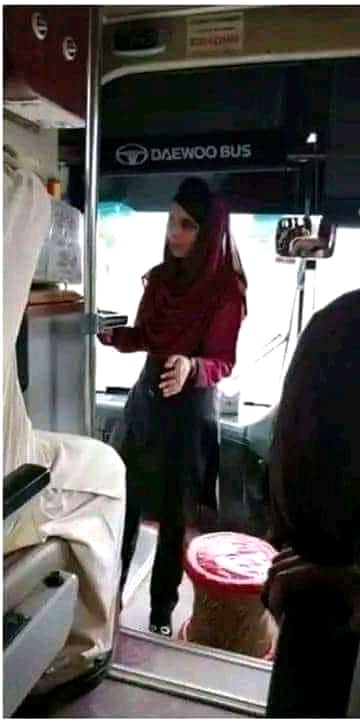 جب عوام کسی نا انصافی کے خلاف آواز بلند کرتی ہے تو یہ آواز سنی بھی جاتی ہے اور انصاف بھی ہوتا ہے
اسلام آباد جانے والی کوچ میں ہوسٹس والی سیٹ ایک مسافر کو الاٹ کر دی گئی اور ہوسٹس کو 8 گھنٹے کا یہ سفر کھڑے ہوکر کرنا تھا۔
مسافروں نے کمپنی کے مالک اور مینیجر کو کالز کی مگر انہوں نے اُلٹا ہوسٹس کو ڈانٹ دیا۔ جس پر مسافروں نے بس ڈرائیور کے اس رویئے پر احتجاج کیا جب اس پر بھی ڈرائیور نے توجہ نہ دی تو موٹروے پولیس کو اطلاع دی گئی چکری پوائنٹ پر موٹروے پولیس نے گاڑی کا 5000 روپے کا چالان کیا گاڑی چلنے پر جب دوبارہ بس ہوسٹس کو سیٹ نہ دی گئی تو مسافروں نے دوبارہ پولیس کو کال کی تو پولیس نے ڈرائیور کا لائیسینس ضبط کر لیا اور ہر چیک پوسٹ پر چیک کرتے رہے کہ اُس ہوسٹس کو سیٹ ملی ہوئی ہے.  
تبدیلی صرف حکمرانوں کے بدلنے سے نہیں خود کو بدلنے سے آتی ہے.