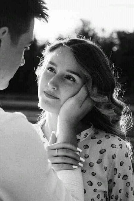 ایک سخن ایسا ہے جو صرف سنانا ہے تجھے
میرا مطلب ہے کہ آئینہ دکھانا ہے تجھے 🔥
تیری فوٹو میں نے کمرے میں لگائی ہوئی ہے
تاکہ یہ یاد رہے میں نے بھلانا ہے تجھے