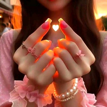 دھڑکنیں ان دنوں دھڑکنے لگتی تھیں
جب وہ دل  بنا کے بھیجتا تھا۔۔۔
❤️