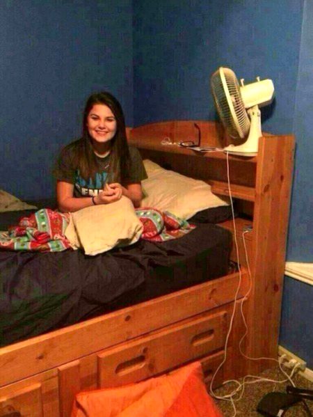 یہ ایک شادی شدہ عورت کی تصویر ہے اس کے شوہر باہر ملک میں تھے جب شوہر باہر ملک سے آئے تو اپنی بیوی  کے لیے اچھا خاصا مہنگا موبائل فون لے کر آئے اؤر اِس خوشی میں اپنی بیوی کی تصویر بھی کھینچ لی ایک دن وہ یہ فوٹو بہت غور سے دیکھ رہے تھے
نہ جانے اس نے فوٹو میں ایسا کیا دیکھا کہ اس نے اپنی بیوی کو گولی ماردی پولیس نے آدمی کو گرفتار کر لیا اور گولی مارنے کی وجہ پوچھی تو اس آدمی نے یہ فوٹو دکھائی پولیس کو تو پتہ چل گیا لیکن اب آپ لوگ بتائیں کہ اس فوٹو میں ایسا کیا ہے جسکی وجہ سے اس نے اپنی پیاری بیوی کو گولی ماردی
جس کو سمجھ آ جائے وہ "ڈن" لکھے