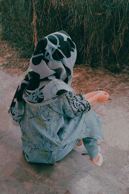 مشکل دن بھی ائے لیکن فرق نہ آیا یاری میں
ہم نے پوری جان لگائی اس کی تابعداری میں 
بے ایمانی کرتے تو پھر شاید جیت کے آ جاتے 
چاہے ہار کے واپس آئے کھیلے اپنی باری میں
میٹھے میٹھے ہونٹ ہلائے کڑوی کڑوی باتیں کیں
کیکر اور گلاب لگایا اس نے ایک کیاری میں 
تیری جانب اٹھنے والی آنکھوں کا رخ موڑ لیا 
ہم نے اپنے عیب دکھائے تیری پردہ داری میں 
جانے اب وہ کس کے ساتھ نکلتا ہوگا راتوں کو 
جانے کون لگاتا ہو گا دو گھنٹے تیاری میں