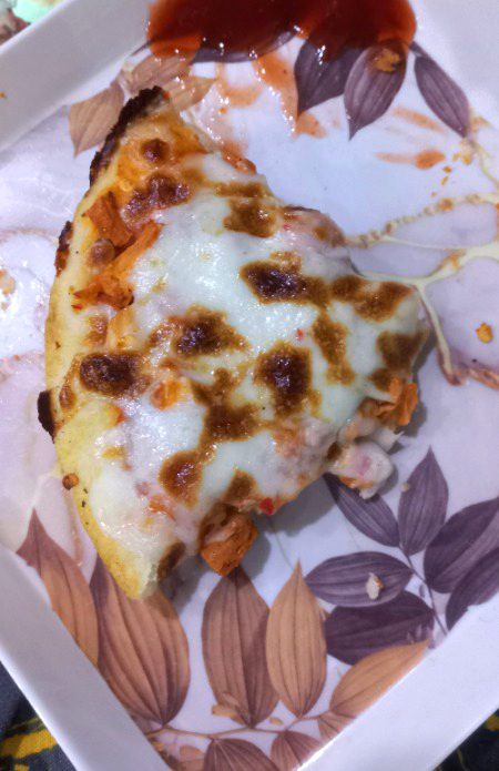 میں اس وقت پیزا کھا رہی ہوں، مجھے بہت بھوک لگی ہے۔