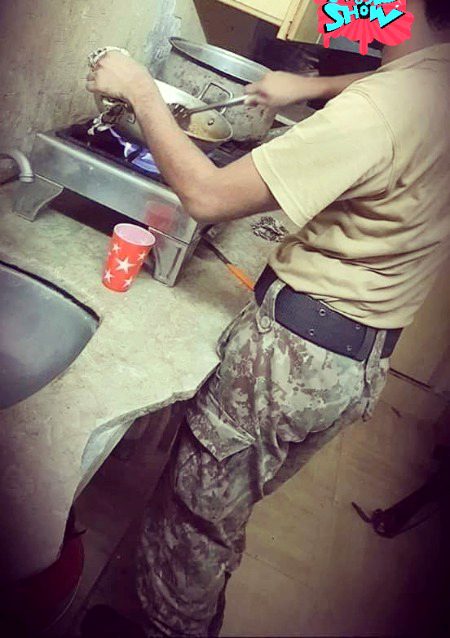 گوشت پکانے لگا ہوں 
چکن سرف سے دھو لیا ہے 
آگے کیا کرنا ہے 🙈