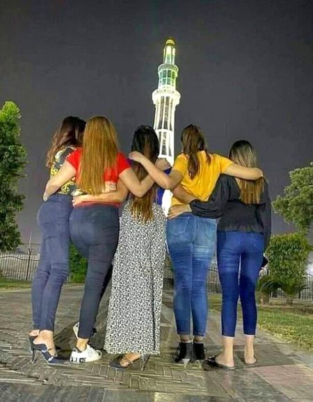 #لباس تیرا سر عام #بلاتا ہے جسم نوچنے کو 😋😭
#پہن کر جینز,, تو کہے #ابن_آدم خراب ہے 😔