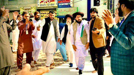 سر جھکا کے جئیے نہ منہ چھپا کے جیئے ستم گر کی نظروں سے نظریں ملا کے جیئے ہم اگر دو دن کم جئیے تو اس میں حیرت کیا ہم ان کے ساتھ تھے جو شمع جلا کے جیئے
