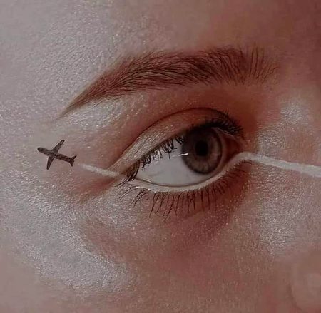 چھروں کی دھوپ آنکھوں کی گھرائی لے گیا
آئینہ سارے شھر کی بینائی لے گیا
ڈوبے ھوئے جھاز پہ کیا تبصرہ کریں
یہ حادثہ تو سوچ کی گھرائی لے گیا