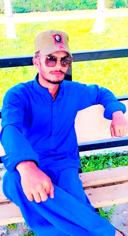 ضبط کی آخری منزل پہ کھڑا شخص ہوں میں🥀
اس سے آگے میری آنکھوں نے پگھل جانا ہے...🖤